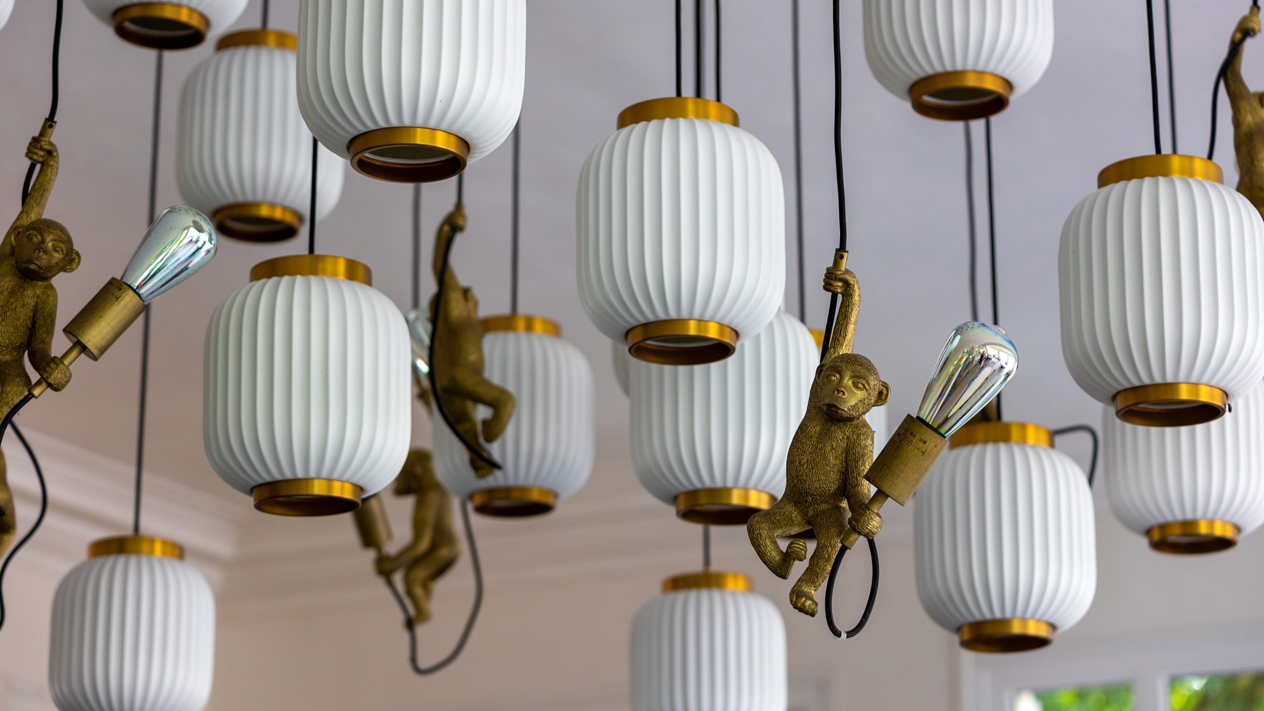 Salle du restaurant La Rotonde à Vittel avec ses lanternes traditionnelles suspendues